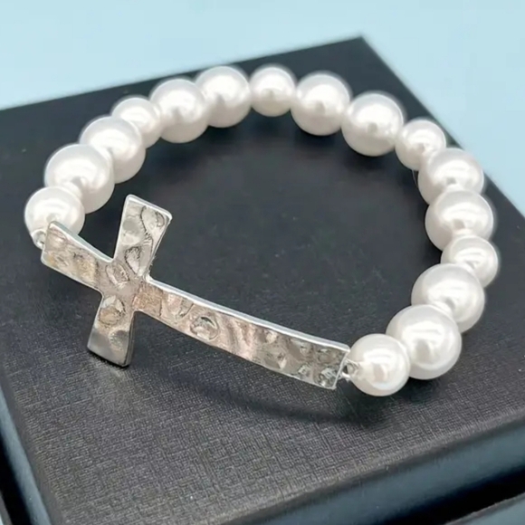 White Pearl Stretch 8" Bracelet Silver Tone Cross - Picture 1 of 1